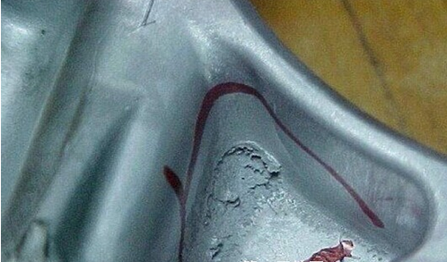 鋁壓鑄過(guò)程中鑄件表面上會(huì)有摩擦燒蝕的情況是怎么回事? 鋁壓鑄過(guò)程中鑄件表面上會(huì)有摩擦燒蝕的情況是怎么回事?